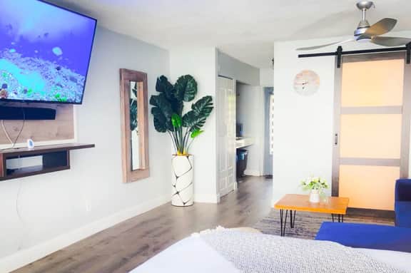 New! Posh Condo w/King Bed! - Image 4